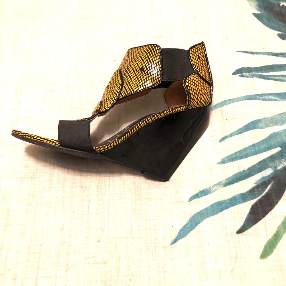 Kelsi Dagger Brooklyn Elin Wedge Sandal | Black Yellow Snakeskin US 9